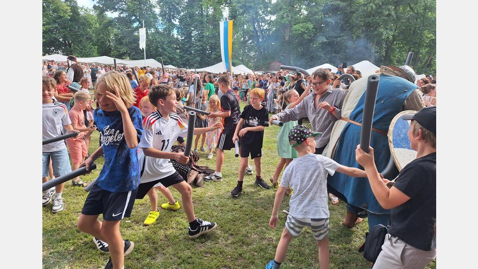 Ritter-Nachwuchs gesucht: Die Kinder haben jede Menge Spaß. Bild: exb