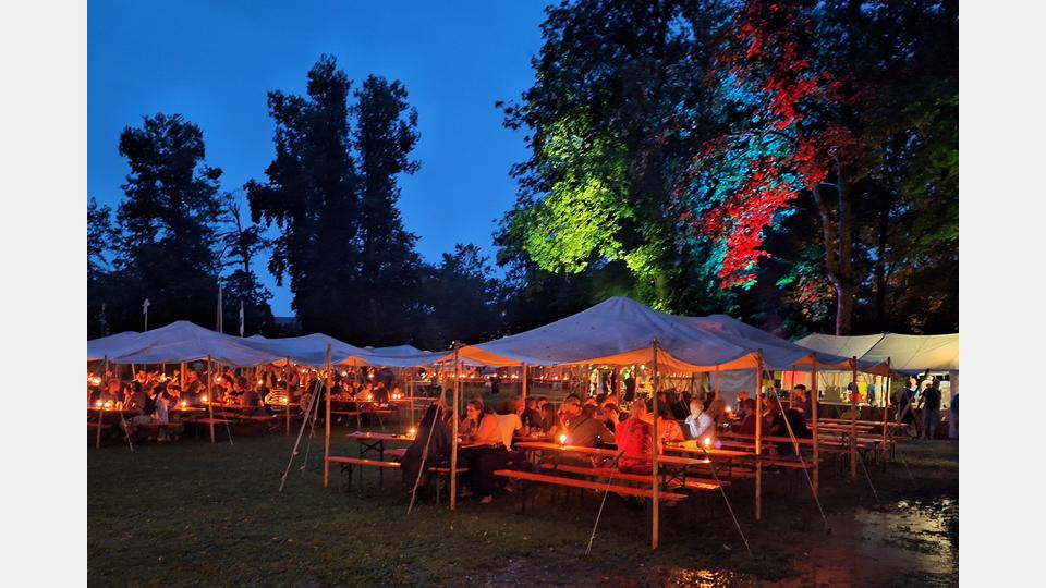Gemütlich und genussvoll geht es am Abend zu. Bild: exb