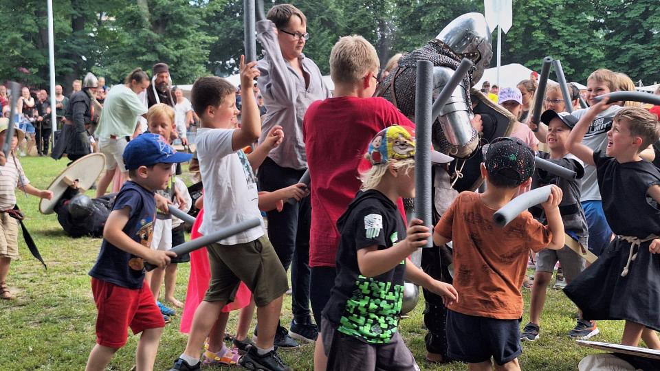 Gut geschützt durch Rüstung und Kettenhemd lässt sich der Ritter von den Kindern auch gerne mal attackieren. Bild: exb