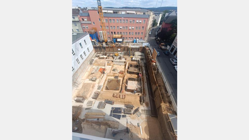 Das herzog1 entsteht altstadtnah: Der Flurerturm steht gegenüber, die Regionalbibliothek ist nur ein paar Meter entfernt und die schöne Fußgängerzone der Stadt Weiden ebenfalls nur einen Katzensprung weit weg. Die künftigen Bewohner dieser zukunftsweisenden Wohnanlage können ihr Auto getrost in der Tiefgarage stehen lassen. Bild: PAG Planungsgesellschaft mbH