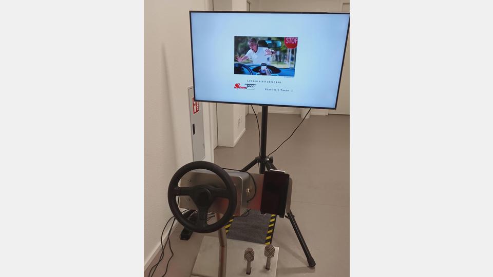 Abgelenkt im Straßenverkehr? Der Simulator zeigt die Gefahren auf. Bild: Externer Beitrag [exb] (kontakt@oberpfalznetz.de)