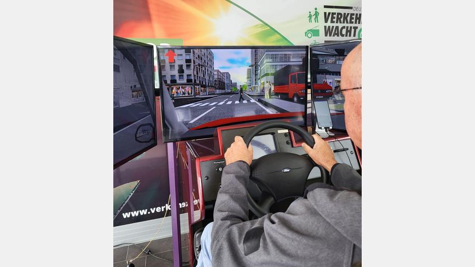 Im Fahrsimulator das eigene Können testen: nur eine der Möglichkeiten beim Erlebnistag Sicherheit im Straßenverkehr. Bild: exb