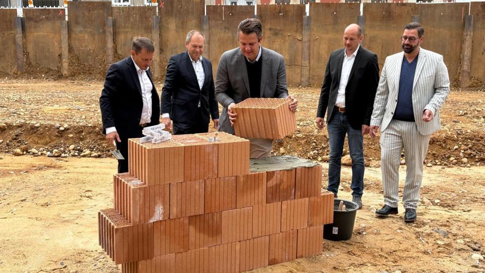 Grundsteinlegung im Juli mit (von links) Oberbürgermeister Jens Meyer, Hans-Jörg Schön, Vorstandsvorsitzender der Sparkasse Oberpfalz Nord, Max Völkl, Geschäftsführer der PAG Planungsgesellschaft mbH, Projektleiter Stefan Schneider und Stefan Bäuml, Geschäftsführer der Bäuml Bau GmbH. Bild: PAG Planungsgesellschaft  mbH