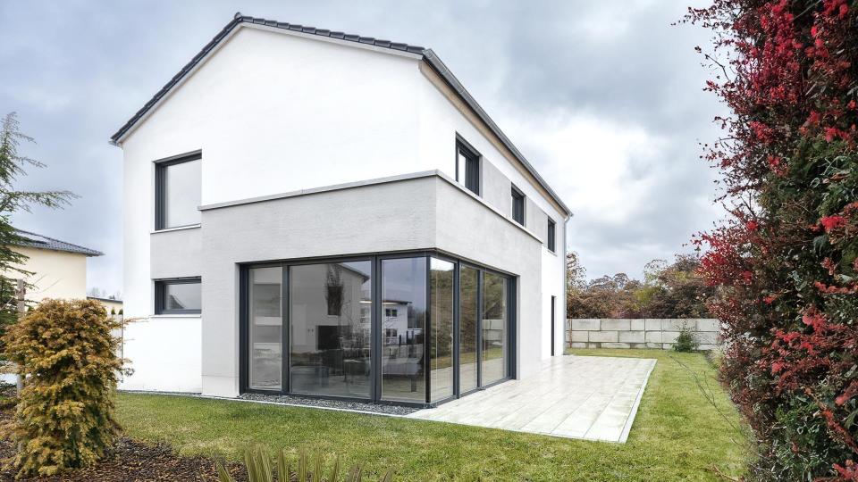 Das Musterhaus von Reger Bau am Veilchenring 21 in Vohenstrauß kann am 21. September 2025 von 14 bis 16 Uhr besichtigt werden. Bild: bildraumwest