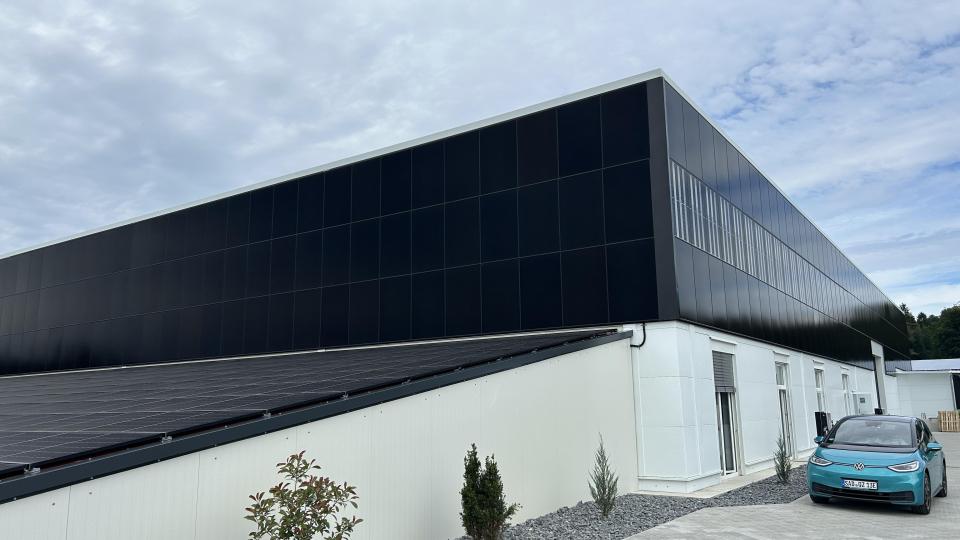 Durch die Photovoltaik-Module auf dem Dach und an den Wänden ist die neue Halle im Zusammenspiel mit weiteren Faktoren wie beispielsweise der Erdwärme-Versorgung an 365 im Jahr komplett energieautark. Bild: exb