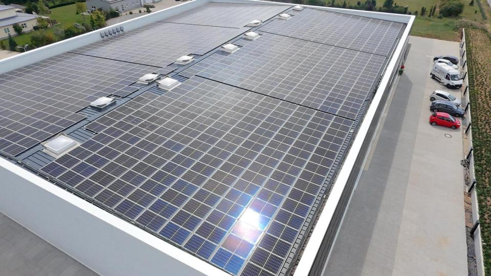 Komplett mit PV-Modulen bedeckt ist das Dach der neuen Halle. Bild: exb