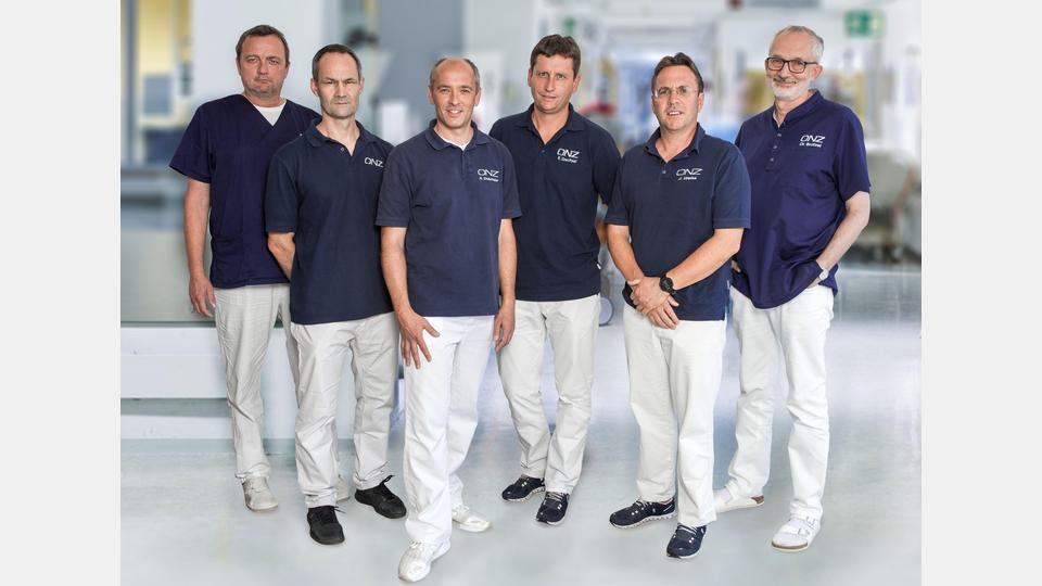 Das Ärzte-Team des ONZ: von links Dr. Matthias Wiemann, Dr. Dieter Weck, Simon Dobmeier, Robert Drechsel, Johannes Weiß und Dr. Eugen Bratzel. Es fehlen Alexey Kachan, Peter Dehling, Dr. Stephan Käs und Dr. Simon Banki. Bild: ONZ
