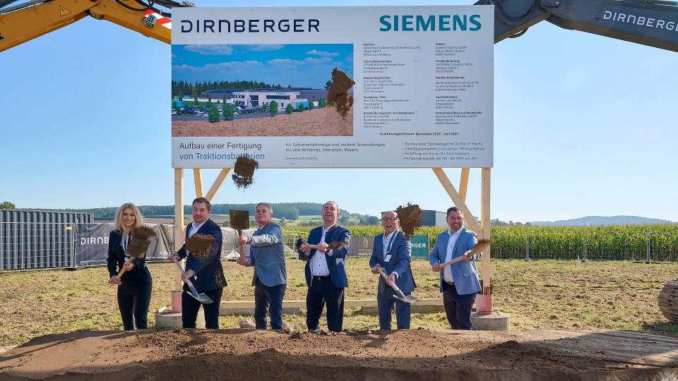 Erster Spatenstich am 29. September 2025 (von links): Monika Wildenauer, Dirnberger Immobilien Gruppe, Daniel Dirnberger, Investor, Karl Blaim, Geschäftsführer Siemens Mobility GmbH, Hubert Aiwanger, Bayrischer Staatsminister für Wirtschaft, Landesentwicklung und Energie, Albert Nickl, stellvertretender Landrat Neustadt a.d. Waldnaab, Sebastian Hartl, Bürgermeister Luhe-Wildenau. Bild: Siemens Mobility GmbH
