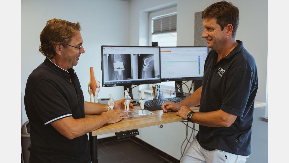 Die ONZ-Ärzte Johannes Weiß und Robert Drechsel (von links) tauschen sich über einen Patienten mit künstlichem Kniegelenk aus. Bild: Sara Neidhardt