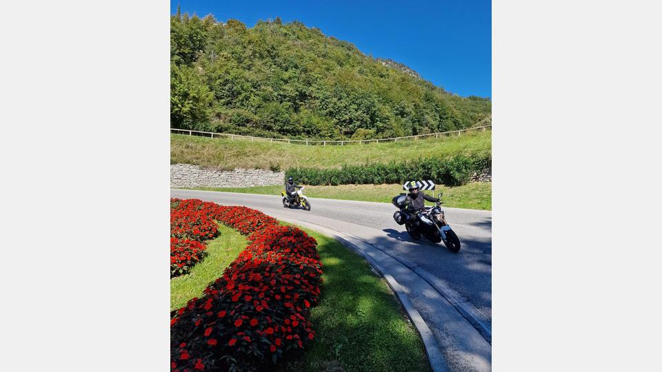 Die Fahrschule Start2drive organisiert neben der Führerscheinausbildung auch geführte Motorradtouren. Bild: exb