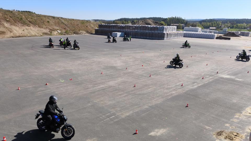 Neben dem regulären Theorie- und Praxisunterricht für alle Zweiradklassen bietet die Fahrschule "start2drive" auch Sicherheitstrainings und maßgeschneiderte Touren. Bild: exb