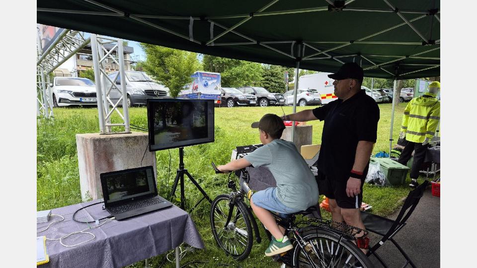 Auf dem Fahrrad-Simulator unterwegs. Bild: exb