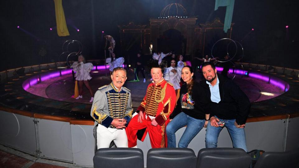 Die Clowns Daris und Fumagalli (links und rechts) zusammen mit der Direktorin des Circus Krone, Jana Mandana Lacey-Krone, und Martin Lacey Junior. Bild: Felix Hörhager