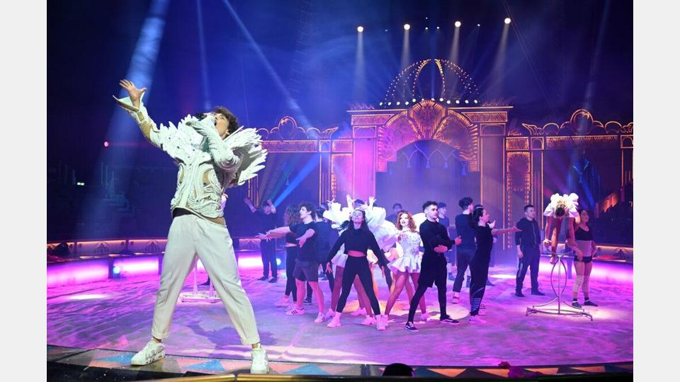 Der Circus Krone präsentiert am Amberger Dultplatz sein Programm "Farbenspiel – Gold Edition". Bild: Felix Hörhager