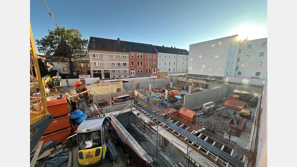 Die Baugrube des herzog1 gegenüber des Flurerturms. Bild: exb