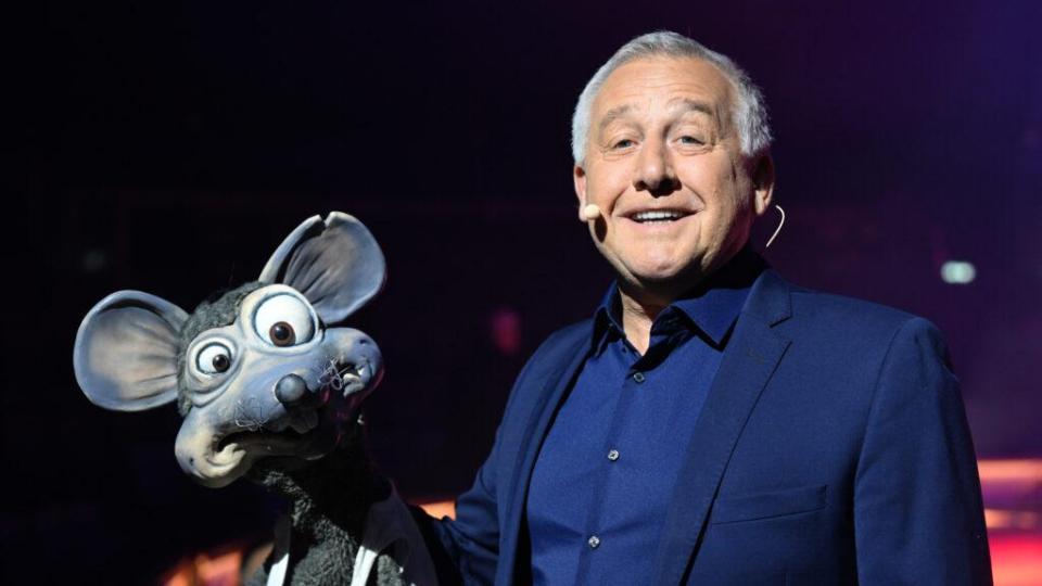 Bauchredner Willer Nicolodi sorgt mit seiner originellen Bühnenshow für gute Laune pur. Bild: Felix Hörhager