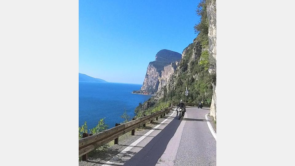 Die Fahrschule Start2drive organisiert neben der Führerscheinausbildung auch geführte Motorradtouren. Bild: exb