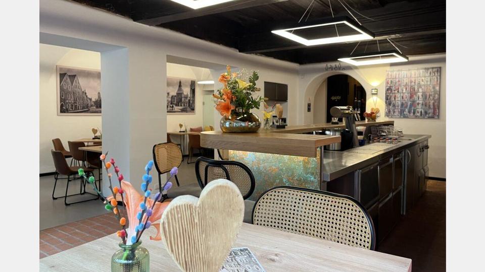 Das Café Frieden befindet sich am Unteren Markt inmitten der sehenswerten Gebäude aus der Renaissance und im altehrwürdigen Teil von Weiden. Bild: www.cafefrieden.de