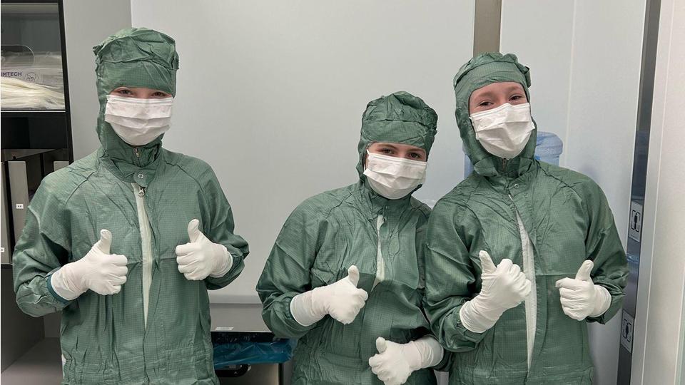 Team in Reinraum-Kleidung Bild: Pharma Stulln GmbH