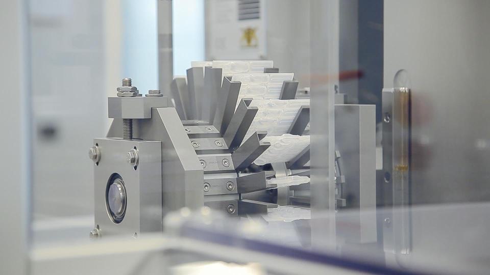 Vollautomatische Konfektionierung Einzeldosis-Behältnisse Bild: Pharma Stulln GmbH