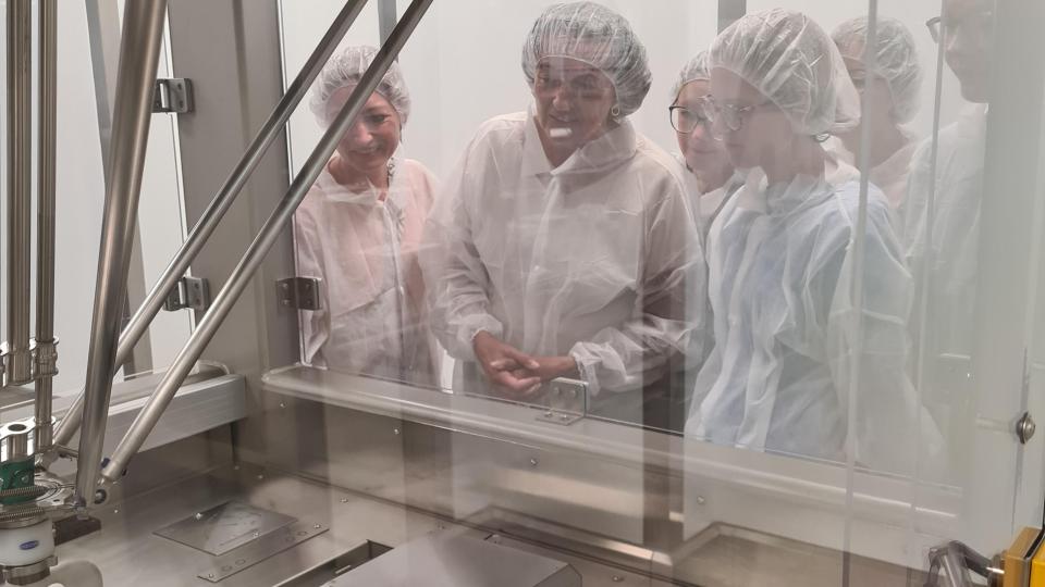 Blick hinter die Kulissen - Besuchergruppe Bild: Pharma Stulln GmbH