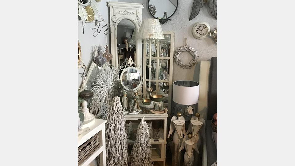 Im Kemnather Altstadtladl findet sich für jeden besonderen Anlass das passende Stück. Bild: exb