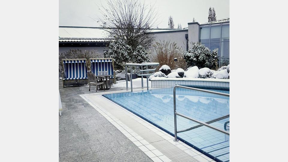 Das Kaltaußenbecken in der Saunalandschaft. Bild: exb