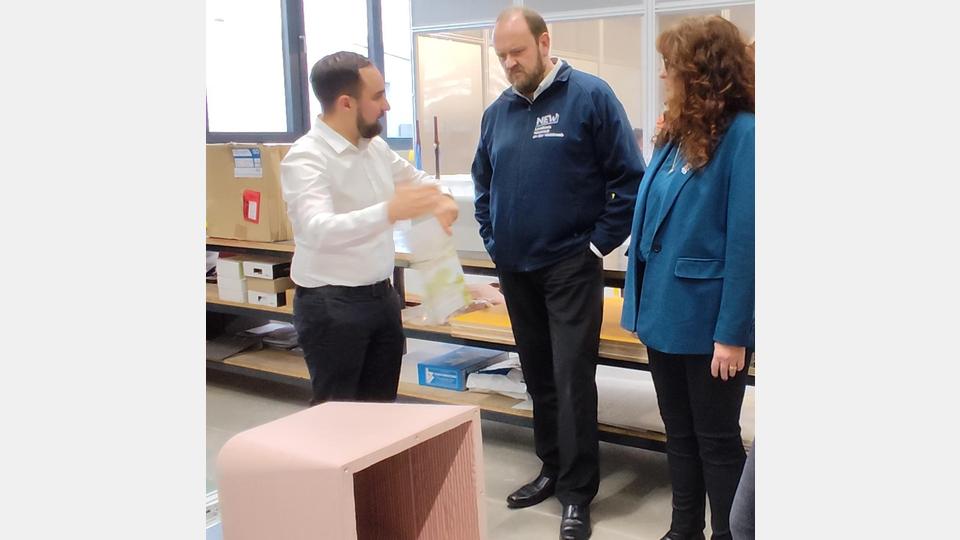 Ludwig Schleicher junior (links) präsentierte Landrat Andreas Meier sowie drei Vertreterinnen und Vertretern der Wirtschaftsförderung des Landratsamts die Entwicklung des Familienunternehmens. Bild: exb