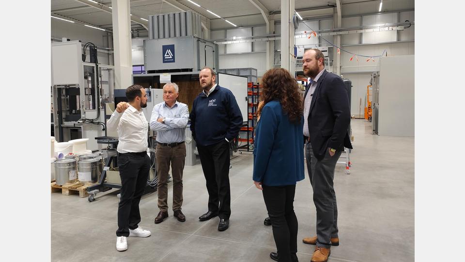 Die Gäste erhielten Einblicke in verschiedene Forschungs- und Entwicklungsbereiche der Firma Schleicher. Bild: exb