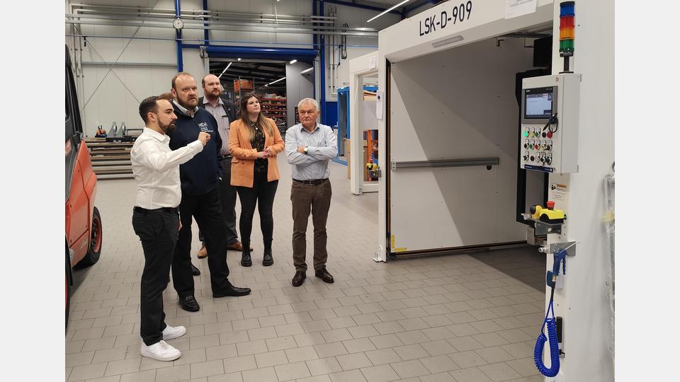 Die Delegation des Landratsamtes wurde von Unternehmensgründer Ludwig Schleicher senior (rechts) und Geschäftsführer Ludwig Schleicher junior (links) empfangen. Bild: exb