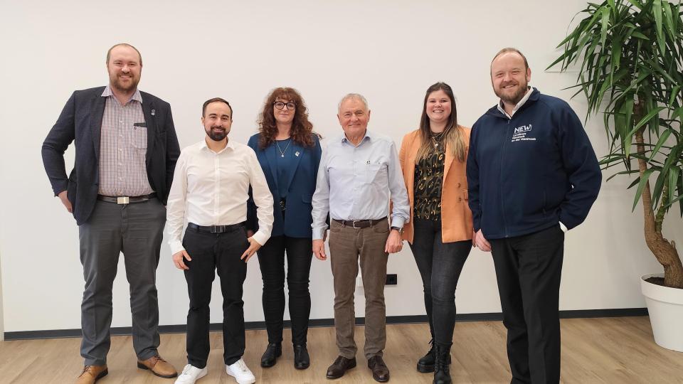 Landrat Andreas Meier (rechts) hat das neue Entwicklungszentrum von Schleicher Anlagenbau besichtigt. Bild: exb