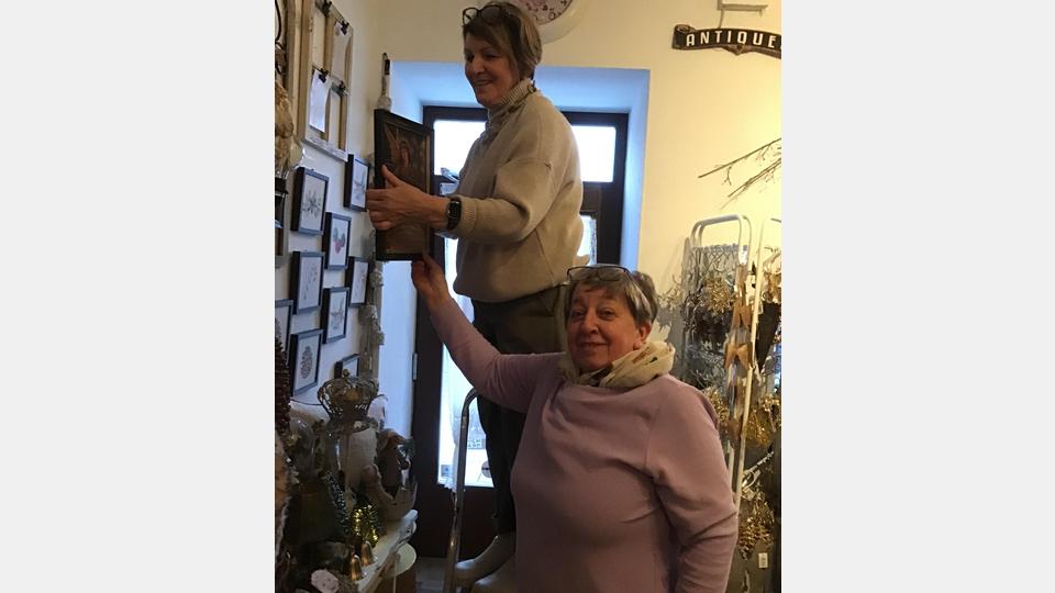 Im Kemnather Altstadtladl findet sich für jeden besonderen Anlass das passende Stück. Bild: exb