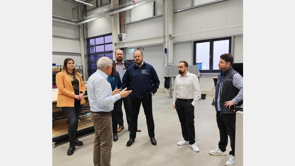 Landrat Andreas Meier nutzte den Besuch, um sich über die technische Entwicklung im Unternehmen sowie die wirtschaftlichen Rahmenbedingungen auszutauschen. Bild: exb