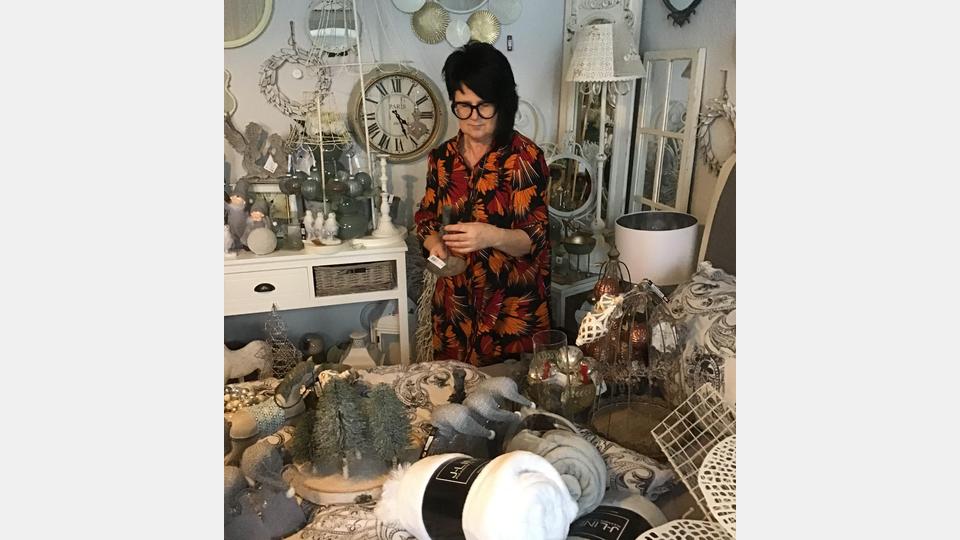 Im Kemnather Altstadtladl findet sich für jeden besonderen Anlass das passende Stück. Bild: exb