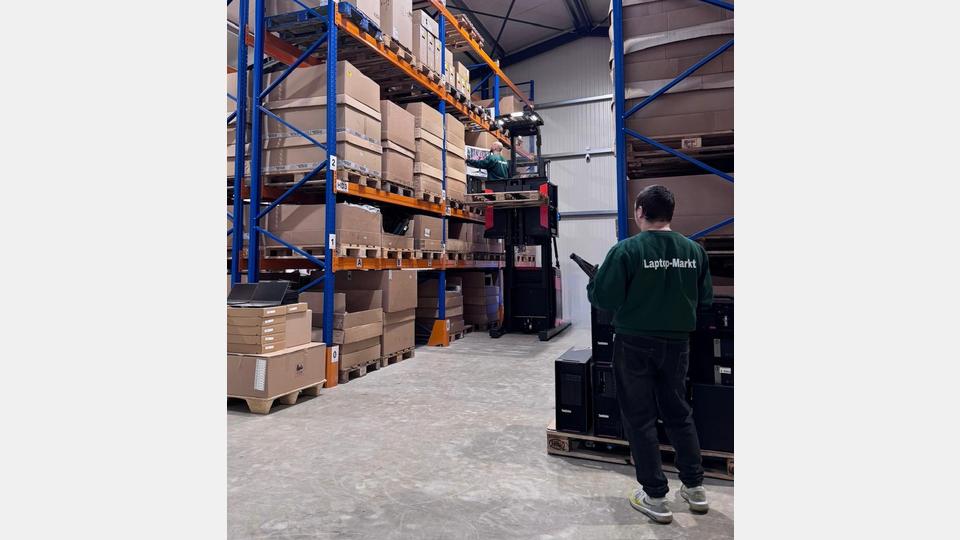 Wer in Amberg und Umgebung zuverlässige und preiswerte IT sucht – ob für Schule, Studium, Homeoffice oder Büro – findet bei Laptop-Markt, betrieben von der Brese GmbH, eine überzeugende Alternative zur Neuware. Bild: exb