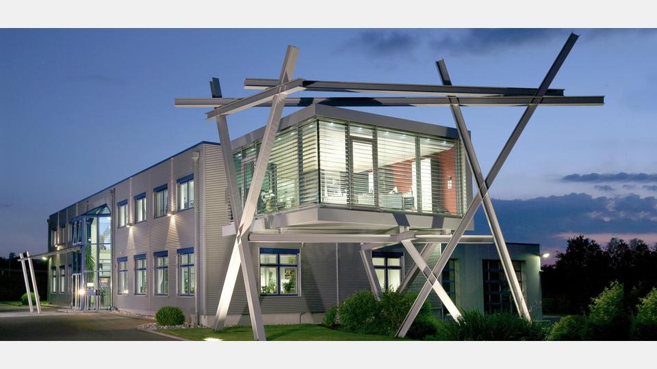 Die Lochner Stahlbaumontagen GmbH realisiert anspruchsvolle Projekte – von klassischen Hallenkonstruktionen bis hin zu komplexen Stahltragwerken. Bild: Lochner Stahlbaumontagen GmbH