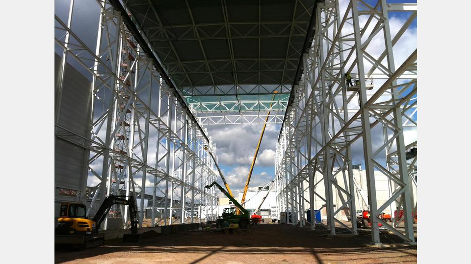 Die Lochner Stahlbaumontagen GmbH realisiert anspruchsvolle Projekte – von klassischen Hallenkonstruktionen bis hin zu komplexen Stahltragwerken. Bild: Lochner Stahlbaumontagen GmbH