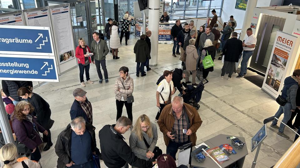 Am 10. und 11. Oktober 2026 findet in der Weidener Max-Reger-Halle die Bau- und Immobilienmesse mein Zuhause! Nordoberpfalz statt. Bild: Mattfeldt + Sänger