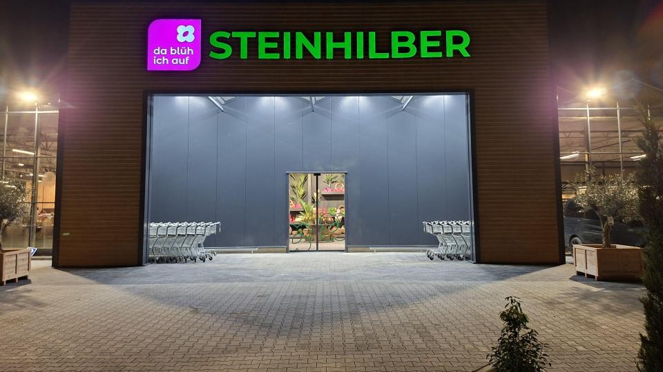 Auf rund 4800 Quadratmetern Verkaufsfläche werden den Kunden im neuen Gartenmarkt der Gärtnerei Steinhilber eine große Auswahl an Pflanzen und Gartenzubehör angeboten. Bild: prh