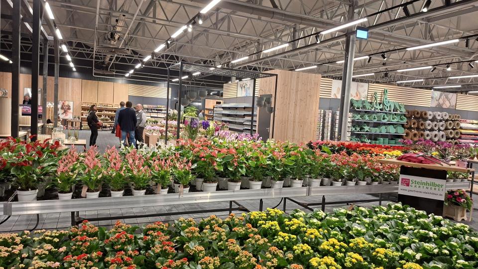 Auf rund 4800 Quadratmetern Verkaufsfläche werden den Kunden im neuen Gartenmarkt der Gärtnerei Steinhilber eine große Auswahl an Pflanzen und Gartenzubehör angeboten. Bild: prh
