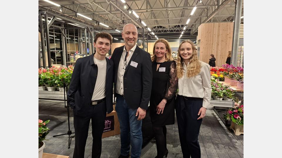 Die Familie Steinhilber – mit Gärtnermeister Reinhard Steinhilber, Ehefrau Christa und den beiden Kindern Ludwig und Julia – haben in Neustadt einen neuen Gartenmarkt zur Ergänzung der Eigenproduktion geschaffen, der weit und breit seinesgleichen sucht. Foto: Stefan Puhane