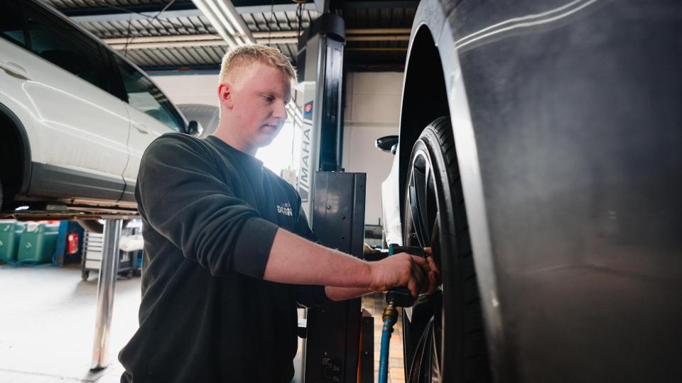 Vereinbaren Sie jetzt einen Termin für den Reifenwechsel! Bild: Kompane/Sebastian Scherm