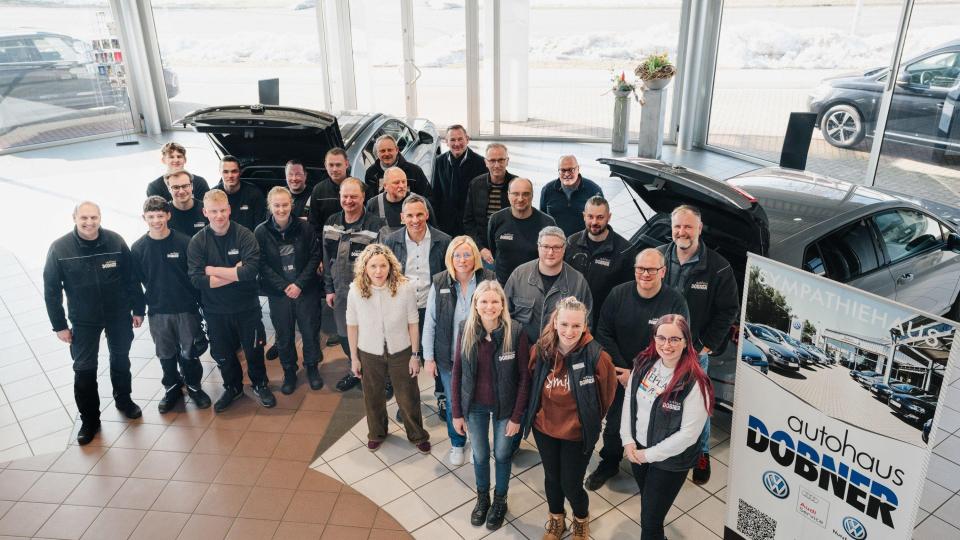 Das Team des Autohauses Dobner freut sich auf Sie! Bild: Kompane/Sebastian Scherm