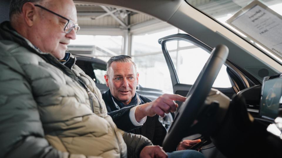 Ganz unverbindlich vorbeischauen: Gerne zeigt Ihnen auch der Chef persönlich, was ein modernes Fahrzeug zu bieten hat. Bild: Kompane/Sebastian Scherm