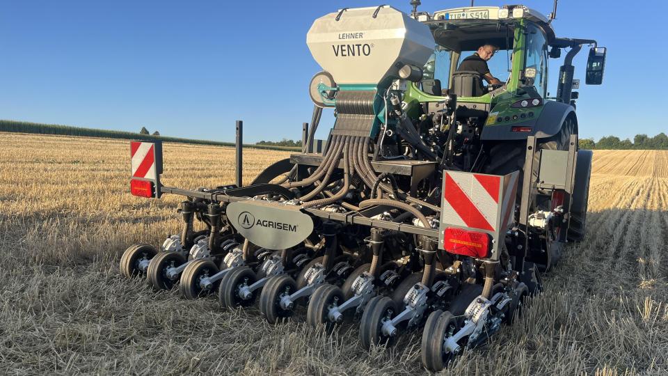 Leon Miederer von Agrisem zeigt bei einer Feldvorführung des AELF, wie heute mit modernster Technik bodenschonend gearbeitet wird. Ohne vorheriges Umbrechen/Pflügen kann direkt in die humusreiche Oberbodenschicht gesät werden. Bild: Martin Schreyer/ Amt für Ernährung, Landwirtschaft und Forsten, TIR/WEN