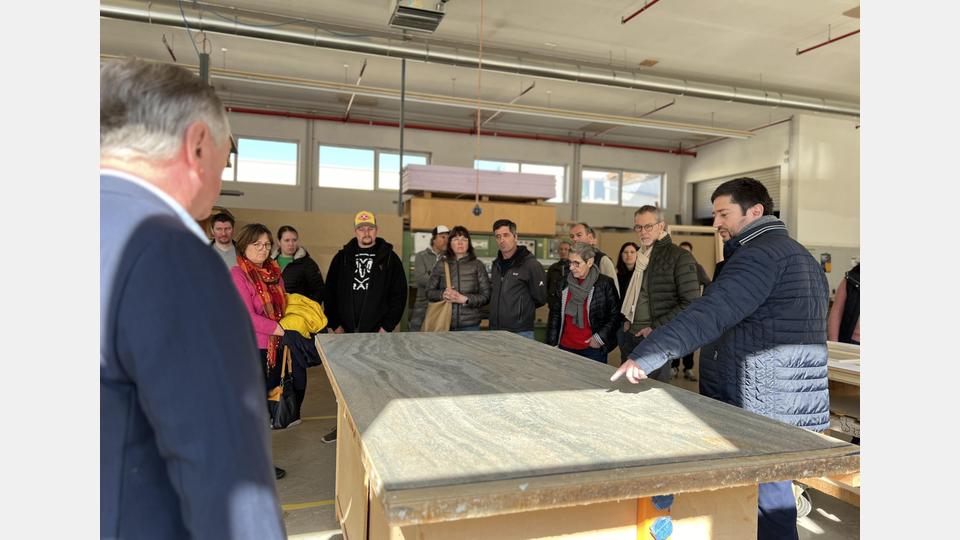 Spannende Einblicke hinter die Kulissen der Fenster- und Haustürproduktion erhalten die Besucher bei den Betriebsführungen mit Christoph und Hans-Günther Höhbauer. Bild: HÖHBAUER