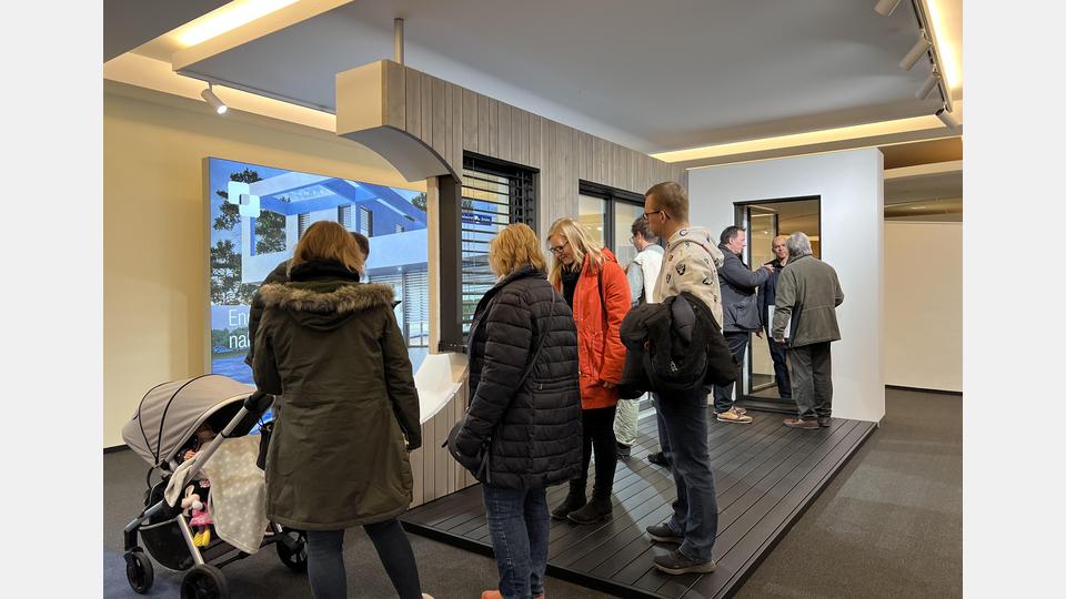 Eigenheimbesitzer und Bauherren können sich in der Ausstellung über die neuesten Produkte informieren. Bild: HÖHBAUER