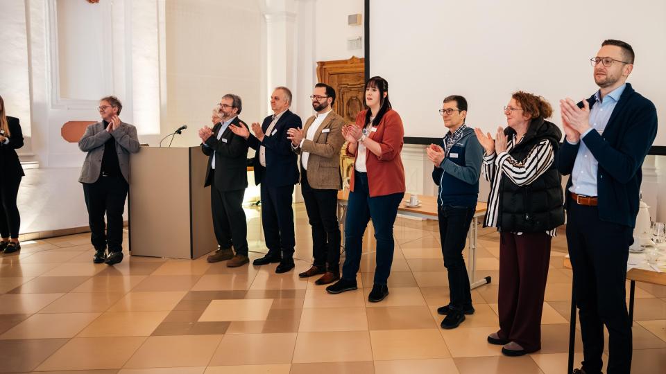 Gebündelte Expertise: von links Steuerberater: Gerhard Schurig, Thomas Pößnecker, Bernhard Bauer, Roger Jäckel, Corinna Hörnisch, Josef Schedl, Ulrike Rößler und Christian Schmidt. Bild: exb