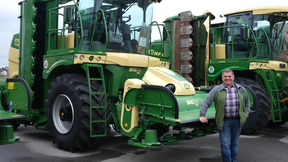 Der Unternehmer Günter Igl zeigt bei der Hausmesse die gesamte Palette der Krone-Produkte, darunter auch einige Weltneuheiten. Bild: Hirsch