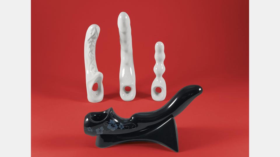 Dildos, Queenslove Design, Wunsiedel: Zu den ungewöhnlichsten Tatwaffen zählen wohl Dildos. Die eigentlich für den privaten Gebrauch gedachten Freudenbringer tauchen gelegentlich in Polizeiberichten als improvisierte Schlagwerkzeuge auf und können dabei schwere Verletzungen verursachen. Bild: Porzellanikon, Ramona Scherg